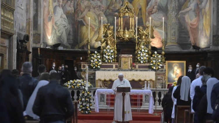 Papa Franjo tijekom molitve Kraljice neba u rimskoj crkvi Santo Spirito in Sassia
