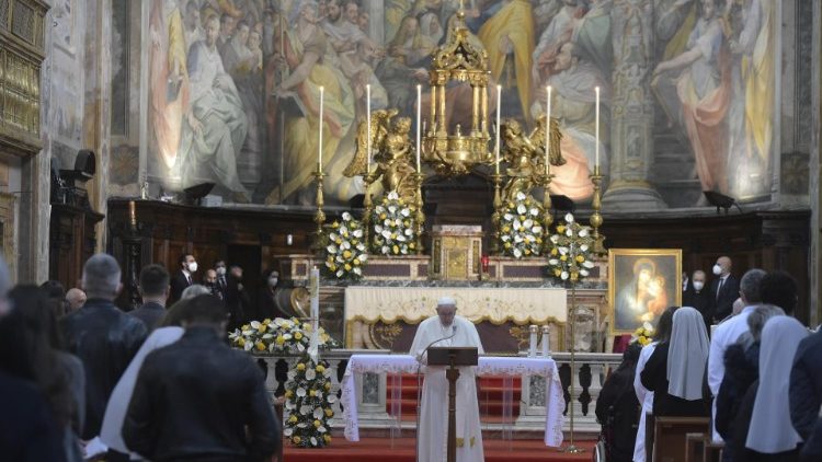 Папа Франциск в римской церкви Санто-Спирито-ин-Сассия (11 апреля 2021 г.)