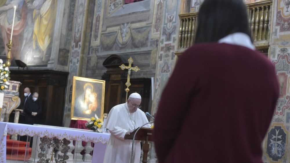 apež Frančišek med opoldansko molitvijo Raduj se, Kraljica nebeška v cerkvi Svetega Duha v Sassiji v Rimu.