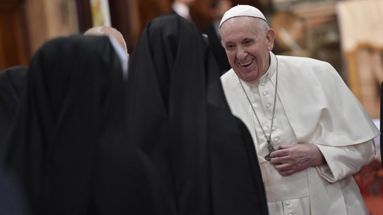 Franziskus sprach nach der Messe kurz mit Ordensschwestern