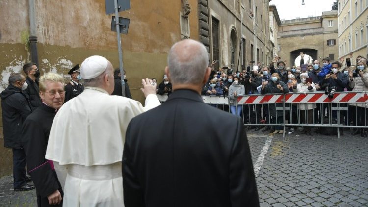 Papa Francesco saluta i fedeli all'esterno della Chiesa di Santo Spirito in Sassia