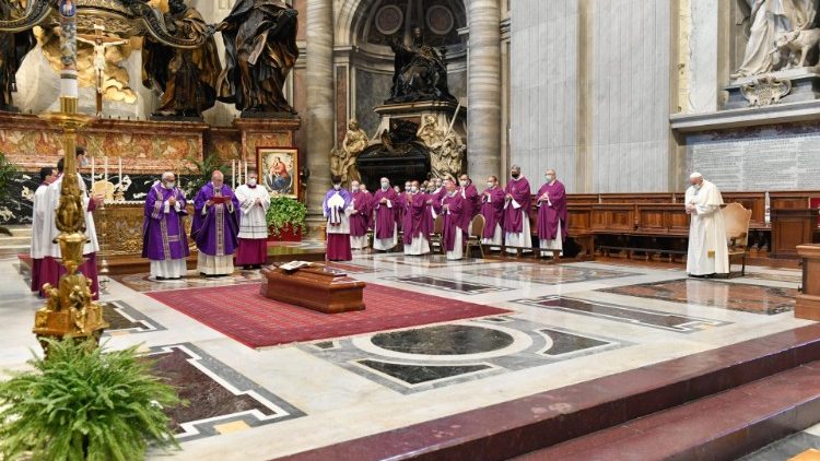 El Cardenal Pietro Parolin preside el funeral de Monseñor del Blanco ante la presencia del Papa Francisco