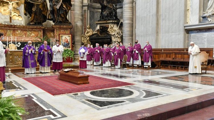 Il cardinale Parolin presiede i funerali di monsignor del Blanco alla presenza di Papa Francesco (15 aprile 2021)