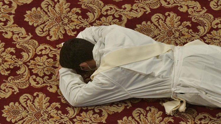 Les ordinations sacerdotales en baisse en France