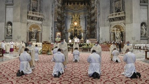 El Papa ordena nueve sacerdotes: "Sean servidores de Dios, no empresarios"