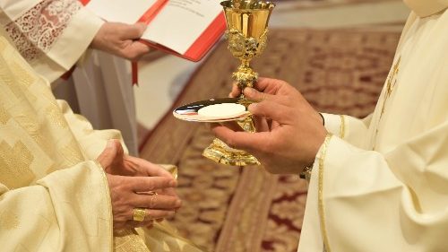 Bagdá: cristãos em festa pela ordenação de três novos sacerdotes