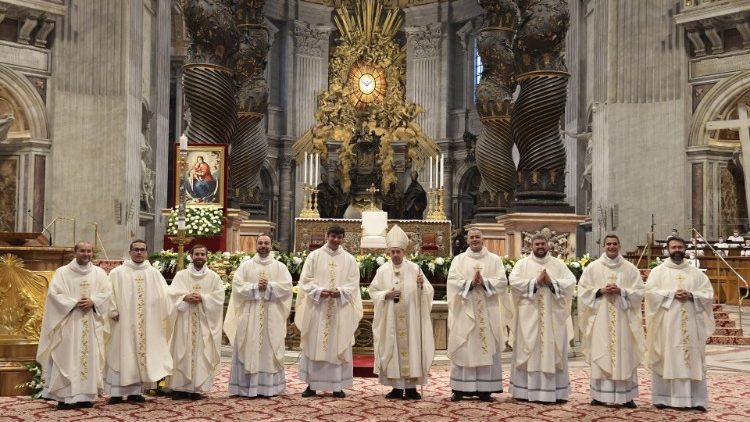 Římští novokněží se svým biskupem, papežem Františkem