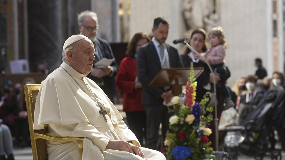 Pápež František začal modlitbovú reťaz vo Vatikánskej bazilike