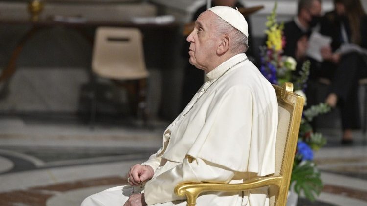 Papa Francisc se roagă Rozariul pentru umanitatea rănită: 1 mai 2021