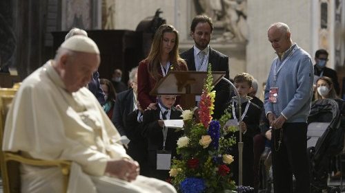 Papa Francesco prega il Rosario per l'umanità ferita