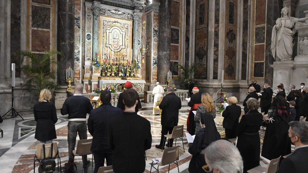 Pápež František začal modlitbovú reťaz vo Vatikánskej bazilike