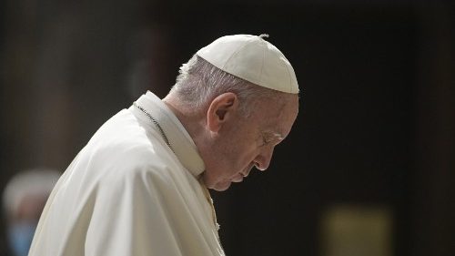 A oração de intercessão pelo Papa, testemunho de força na fragilidade