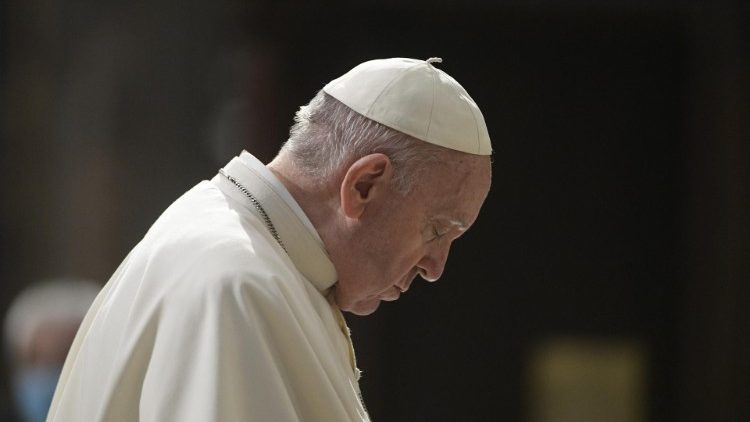 Papst Franziskus ins Gebet versunken