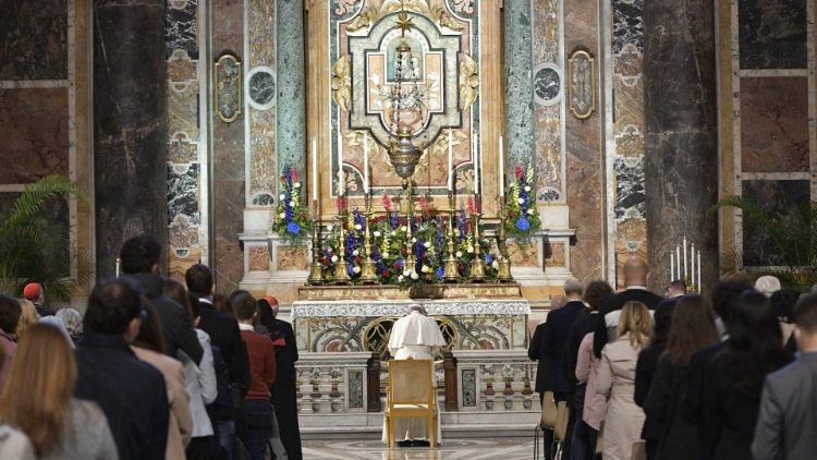 Modlitba za ukončení pandemie v Gregoriánské kapli Vatikánské baziliky