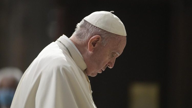 Le Pape durant la récitation du chapelet pour demander la fin de la pandémie