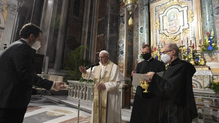 Popiežius laimina rožinius, siunčiamus į 31 Marijos šventoves