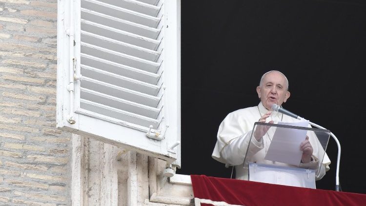 Папа падчас малітвы Уладарка Неба