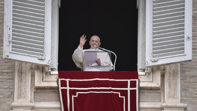 Papst Franziskus beim Mittagsgebet am Sonntag