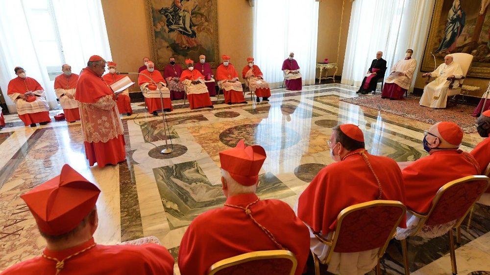 Kardinál Marcello Semeraro vystúpil počas konzistória z titulu prefekta Kongregácie pre kauzy svätých