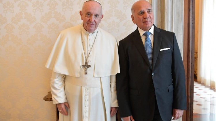 Папа Франциск с министъра на външните работи на Ирак Фуад Хюсеин. 2021.05.03