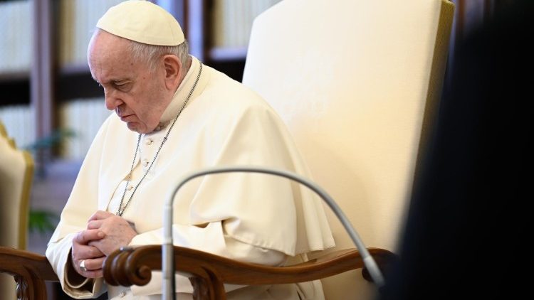 Le Pape François lors de l'audience générale du 5 mai 2021 depuis la Bibliothèque du Palais apostolique. 