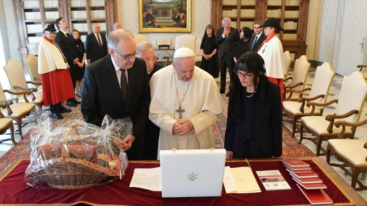 Lo scambio di doni tra il Papa e la delegazione elvetica