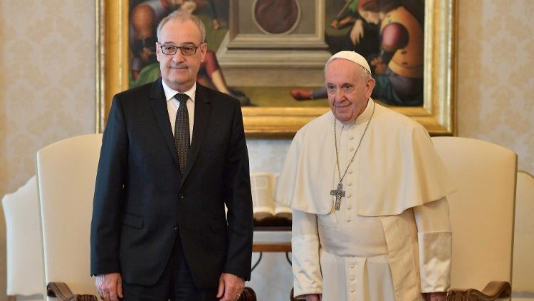 Der Schweizer Bundespräsident Guy Parmelin (links) und Papst Franziskus