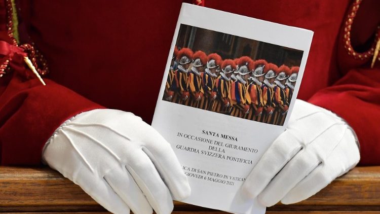 Mesha e kremtuar nga kardinali Pietro Parolin për betimin e rojeve të reja zvicerane në Vatikan