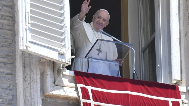 Ferenc pápa köszönti a híveket a vasárnapi Regina Coeli ima után