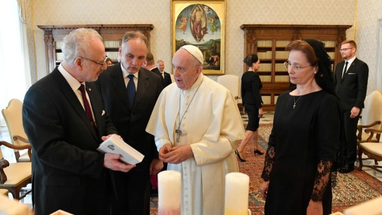 Папа Франциск и президент Латвийской Республики Эгилс Левитс на встрече в Ватикане (10 мая 2021 г.)