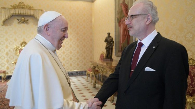 프란치스코 교황과 에길스 레비츠 라트비아 대통령