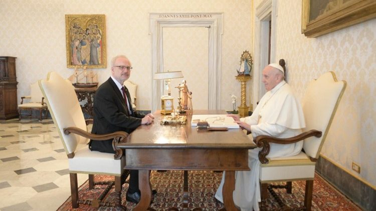 Latvijski predsednik Egils Levits in papež Frančišek