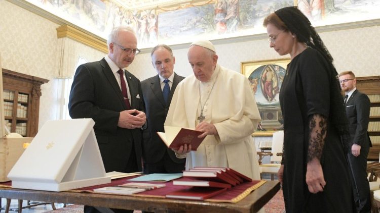 Lotyšský prezident Egils Levits s chotí u papeže Františka 
