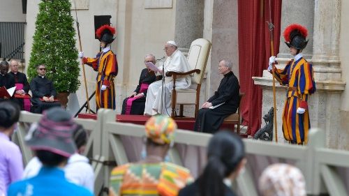 Il Papa all'udienza generale: è bello rivedersi faccia a faccia