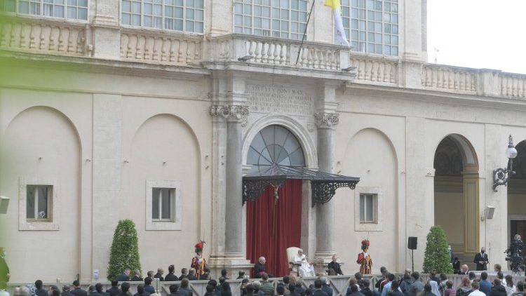Ismét együtt a pápa a szerdai kihallgatáson a hÍvekkel