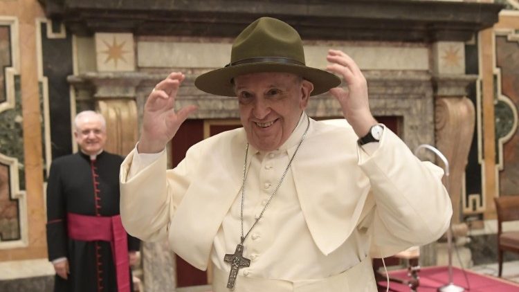 교황이 프랑스 가톨릭 스카우트 연맹 대표단에게서 선물받은 스카우트 모자를 써보고 있다. 