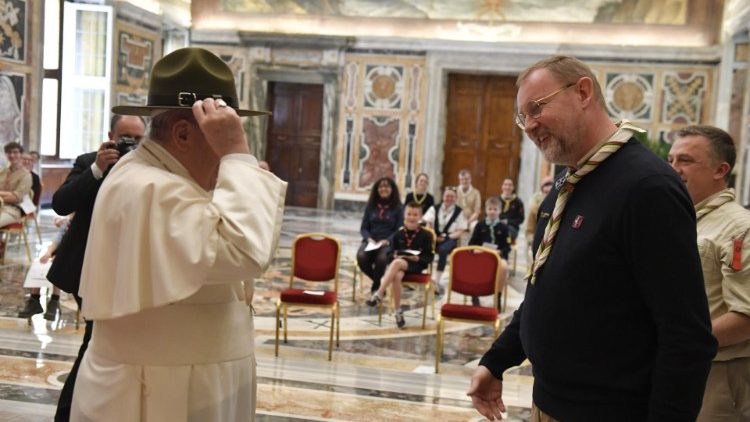 Il Papa calza un cappellone scout offerto dai responsabili dei Suf