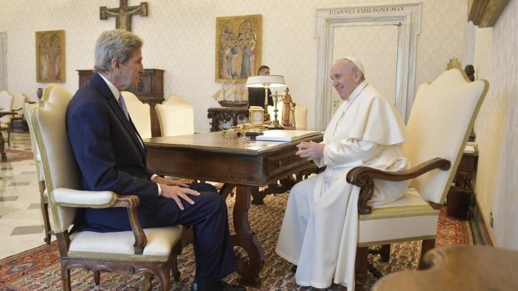 Papa takohet me John Forbes Kerry, i dëguar i Posaçëm i SHBA-ve për  klimën 