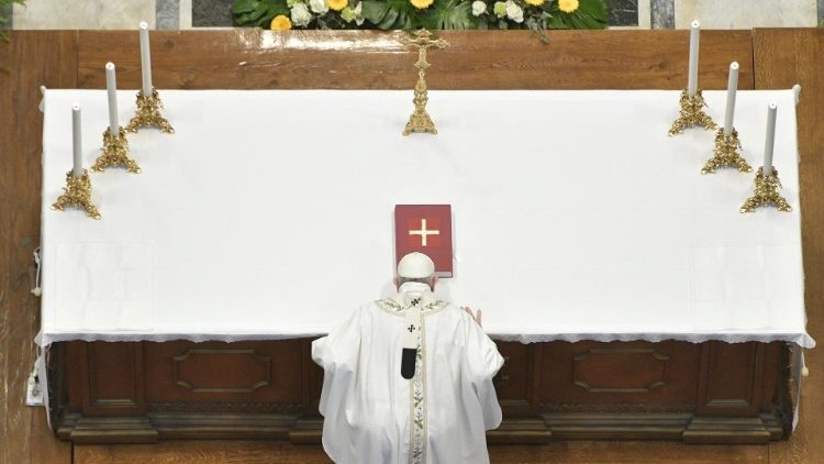 Papa Francisco beija o Altar na Basílica de São Pedro na Missa para a comunidade de Mianmar