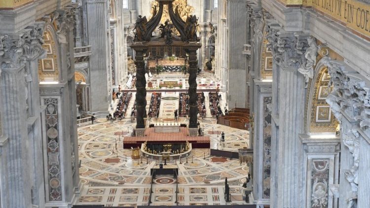 Basilique Saint-Pierre, vue sur l'autel central 
