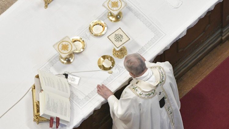 Papa Francesco celebra la Messa
