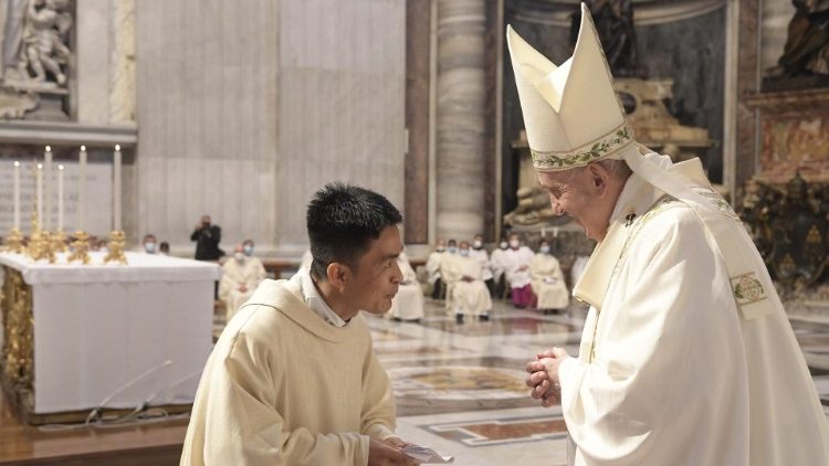 Após as palavras de agradecimento, a proximidade do sacerdote com o Papa