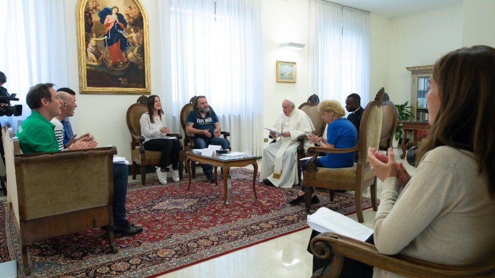 Členovia združenia Lazare pri stretnutí so Svätým Otcom v Dome sv. Marty 21. mája 2021