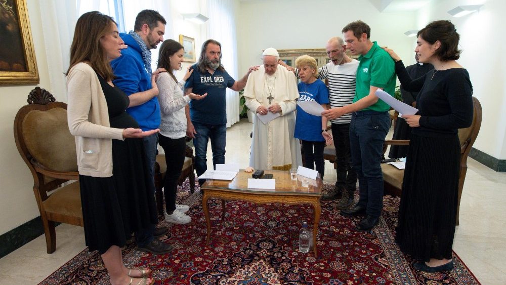 Členovia združenia Lazare pri stretnutí so Svätým Otcom v Dome sv. Marty 21. mája 2021