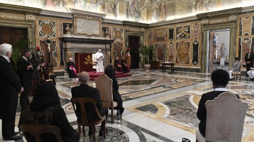Папа встретился с новыми послами и пригласил к молитве о Святой Земле