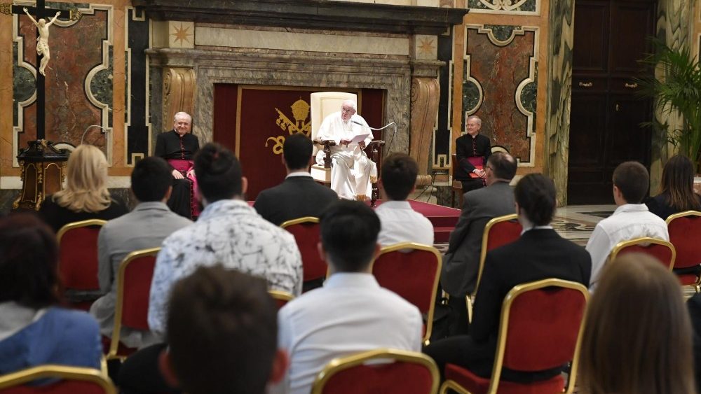 Il Papa incontra in Sala Clementina professori, dirigenti e studenti dell'Istituto professionale "Ambrosoli" di Codogno