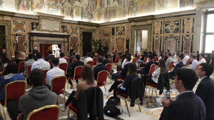 Audiencia del Papa a Dirigentes y estudiantes del Instituto "Ambrosoli"