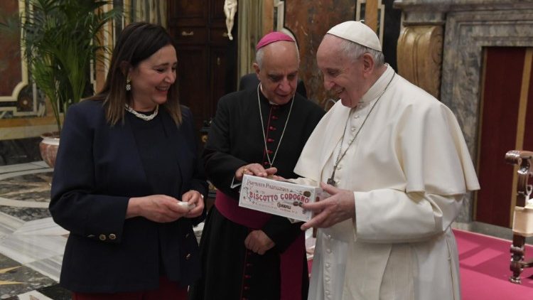 La preside Antonia Rizzi (accanto a lei l'arcivescovo Rino Fisichella) offre al Papa i tipici biscotti di Codogno