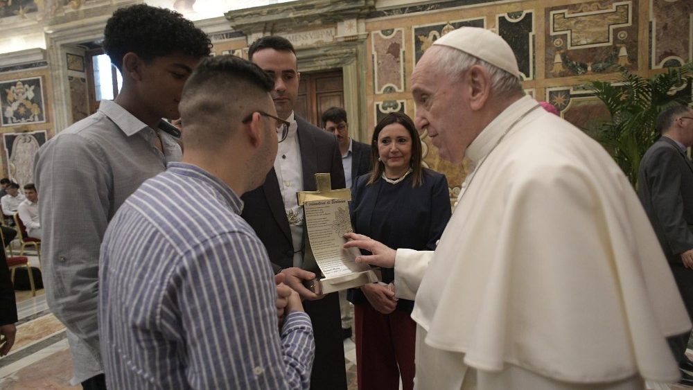 Stredoškoláci z Codogna pápežovi darolvali vlastnoručne vyrobený kovový kríž.