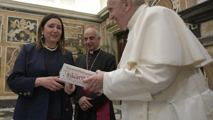 Papst Franziskus (rechts) empfing am Samstag eine Delegation der "Ambrosoli"-Schule aus Codogno (Lombardei)